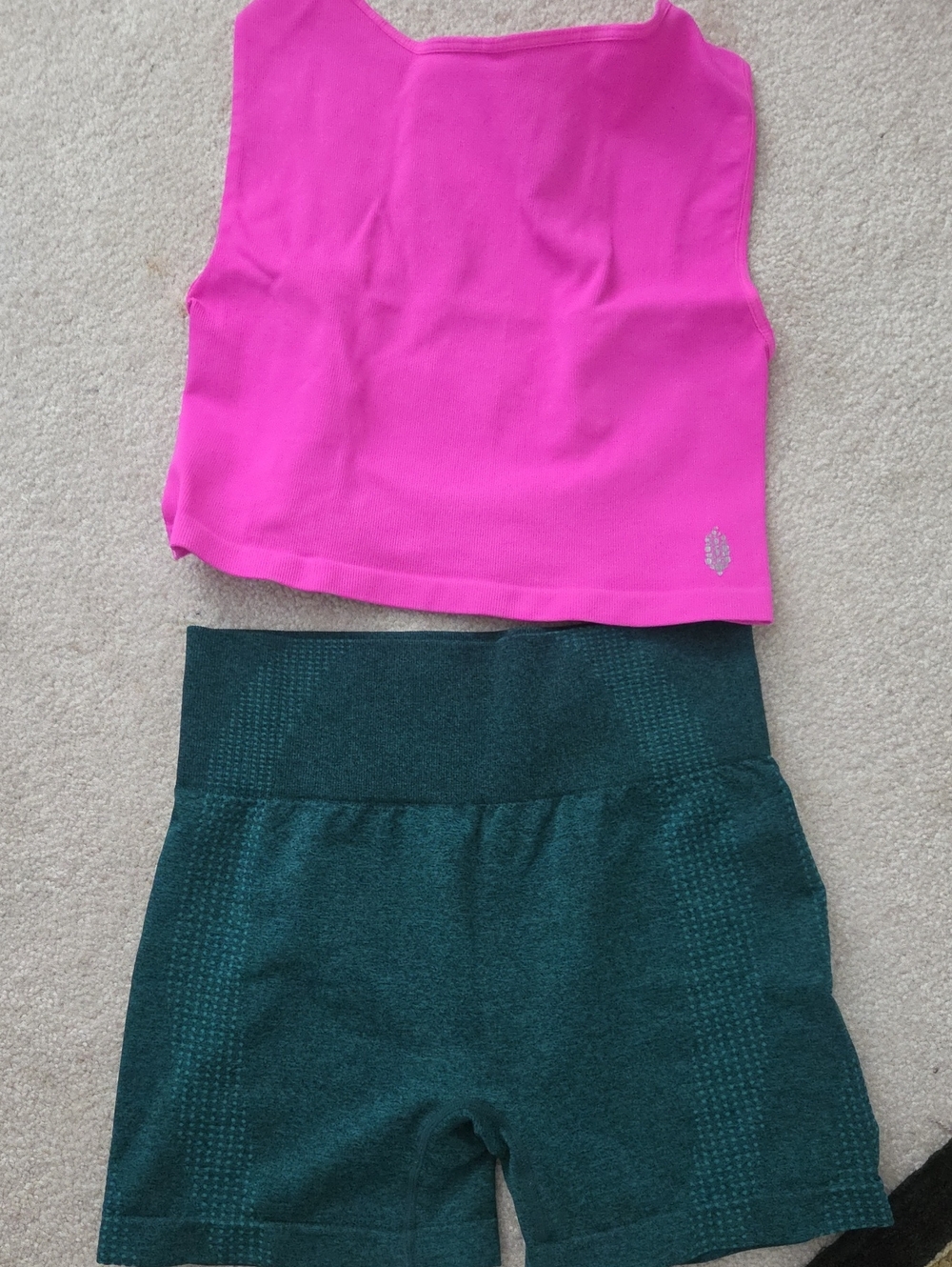 Set Free People Hot pink Bra Top & Active High-Waist DK. green Shorts - Sz.M